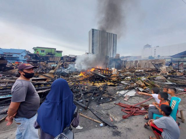Api masih menyala di salah satu ruko di RT 20, Pandansari, Kamis (8/9) pagi. Korban kebakaran saat ini membutuhkan makanan jadi dan pakaian.