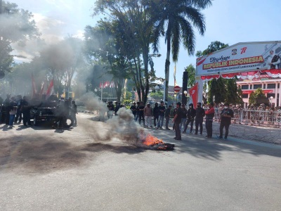 Aliansi Balikpapan Bergerak Maju menggelar aksi demonstrasi menolak kenaikan harga BBM di depan Balai Kota Balikpapan, Kamis (8/9) sore.