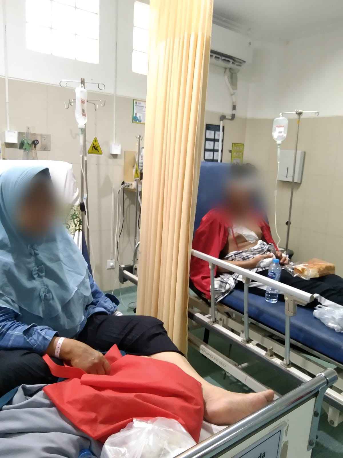 Farida (51) dan Albi (23) harus menjalani perawatan intensif di rumah sakit karena luka tikam.
