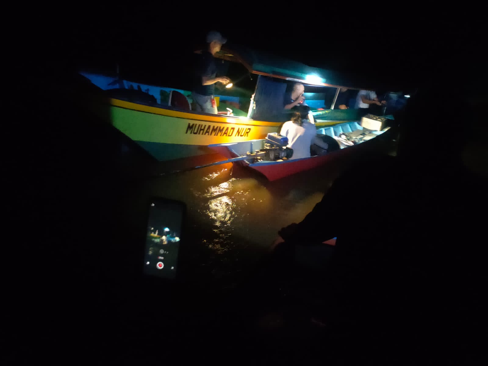 Tim operasi gabungan Dinas Kelautan dan Perikanan (DKP) Provinsi Kaltim, SDKP Balikpapan dan Satpolair Polres Kutai Barat mengamankan satu kapal dan satu nelayan karena menangkap ikan dengan setrum.