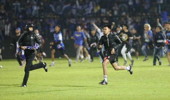 Suporter Arema FC yang tak terima timnya kalah turun ke lapangan.