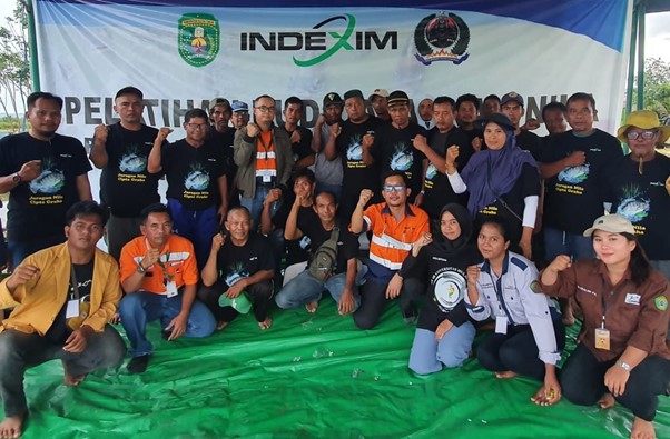 KENANG-KENANGAN: Perwakilan manajemen PT Indexim Coalindo bersama para peserta kegiatan dan perwakilan pemerintah desa, mengabadikan momen kebersamaan setelah kegiatan Sekolah Lapang.