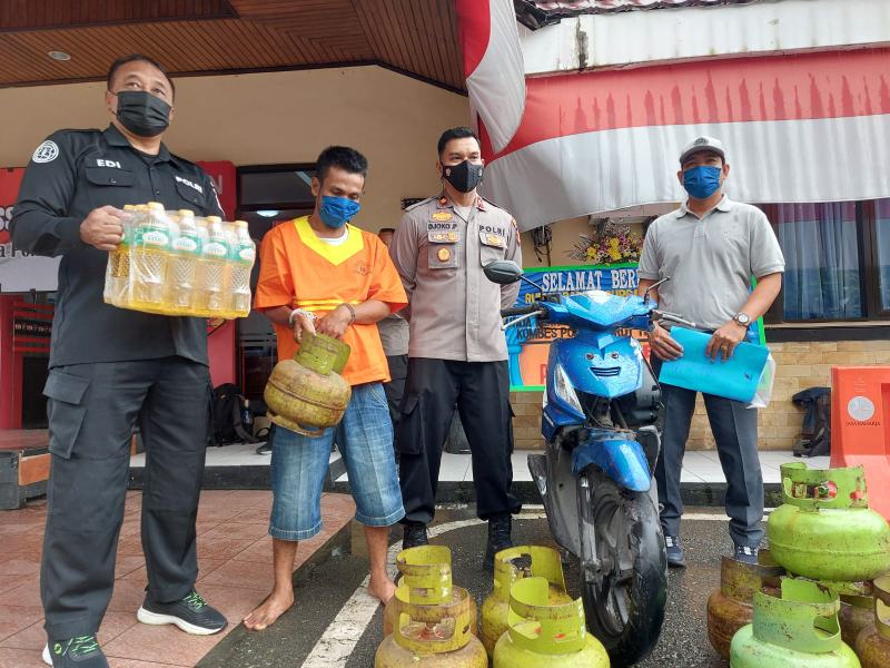 Kapolsek Balikpapan Barat Komisaris Djoko Purwanto merilis pengungkapan kasus pencurian tabung elpiji yang sempat viral beberapa waktu lalu.
