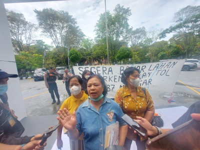 Warga RT 37, Kelurahan Manggar, Balikpapan Timur mendatangi Kantor Pertanahan Kota Balikpapan menuntut kejelasan ganti rugi lahan yang terdampak proyek Jalan Tol Balsam.