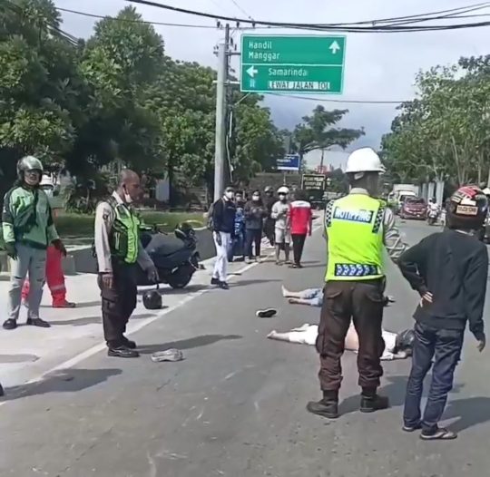 Tangkapan layar kondisi pasutri yang terlibat kecelakaan di Jalan Mulawarman, Senin (17/10).