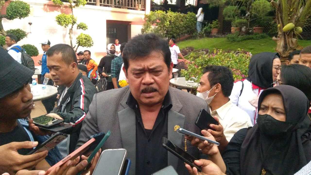 Ketua DPRD Balikpapan Abdulloh memberi keterangan kepada wartawan selepas menggelar rapat dengar pendapat (RDP) bersama KONI Balikpapan, Selasa (18/10).