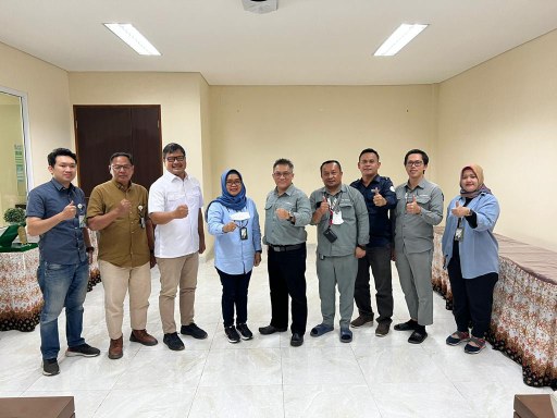 SALURKAN MANFAAT: (BPJS) Ketenagakerjaan menyerahkan klaim santunan kepada pekerja di PT Kideco Jaya Agung, Jum