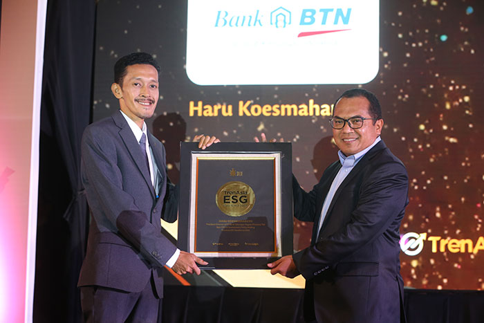 CEO TrenAsia Sukirno memberikan plakat penghargaan TrenAsia ESG Exellence 2022 untuk Direktur Utama PT Bank Tabungan Negara (Persero) Tbk Haru Koesmahargyo sebagai Best CEO yang memiliki komitmen pada aspek Environmental di Grand Ballroom The Ritz-Carlton