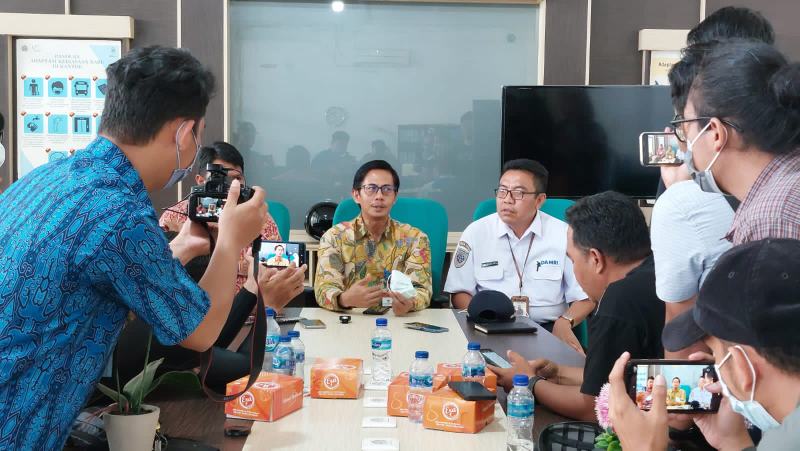 Kepala BPTD Wilayah XVII Provinsi Kaltim dan Kaltara Muiz Thohir (tengah) didampingi General Manager Perum Damri Cabang Samarinda, Elpohan memberikan keterangan terkait operasional bus Damri dari Balikpapan menuju IKN yang dimulai Selasa (1/11).