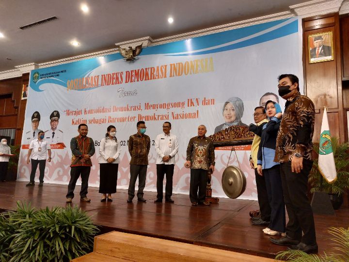 Gubernur Kaltim Isran Noor membuka Sosialisasi Indeks Demokrasi (IDI) di Ballroom Hotel Gran Senyiur Balikpapan, Rabu (2/11) siang.