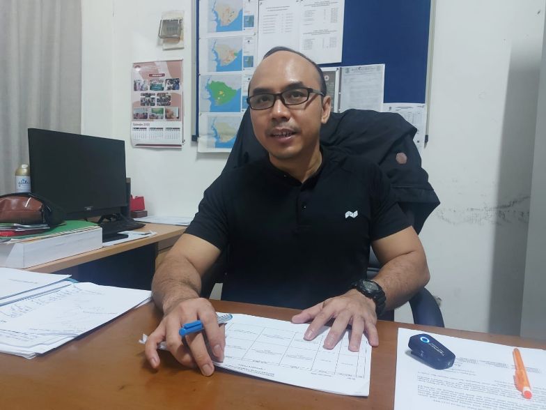 Kabid Linmas Satpol PP Kota Balikpapan, Rizki Farnovan saat memberikan keterangan kepada wartawan terkait Satgas Penertiban PMKS, Jumat (4/11) malam.