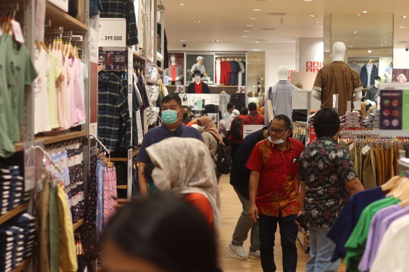 UNIQLO resmi membuka toko pertamanya di Balikpapan, Jumat (4/11) pagi. Hari pertama pembukaan, toko ke-54 di Indonesia ini langsung diserbu warga.
