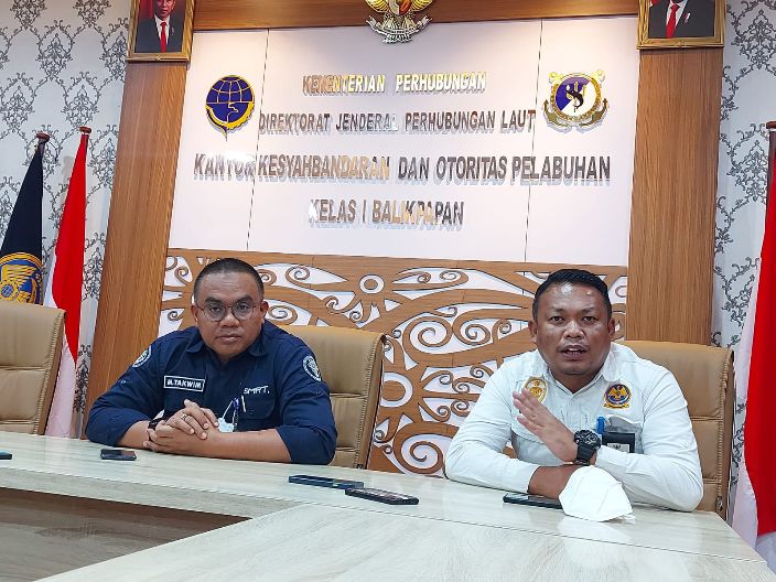 Kepala KSOP Kelas I Balikpapan, M Takwim Masuku (kiri) didampingi Kabid Lalu Lintas Laut, Wim Hutajulu (kanan) memberikan keterangan kepada wartawan terkait upaya menjamin kelancaran distribusi logistik pembangunan IKN yang melalui Teluk Balikpapan, Selas