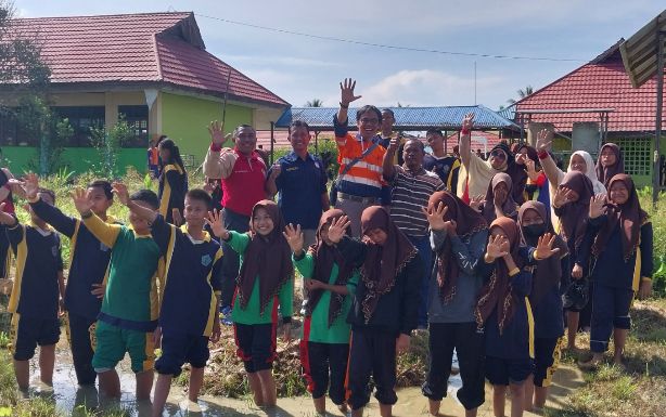 KOLABORASI: Seluruh peserta penanaman 100 bibit buah-buahan di SMPN 1 Kaubun tampak antusias.
