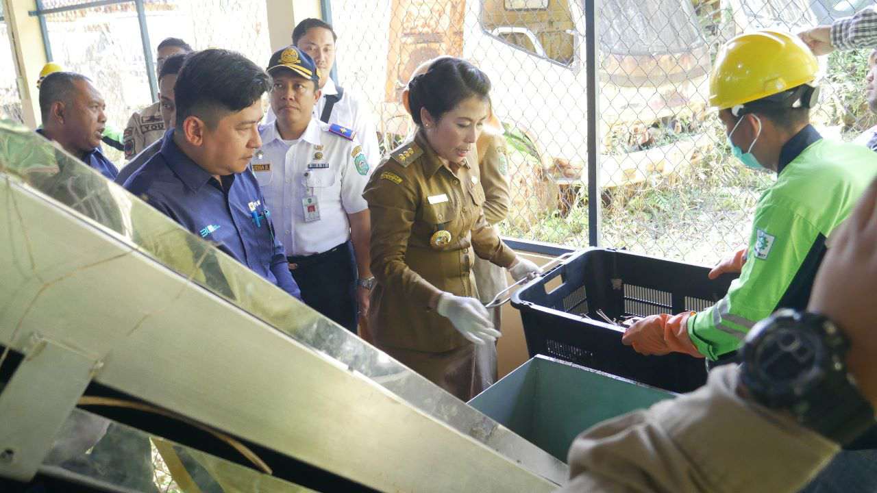 PERTAMA: Wali Kota Singkawang, Tjhai Chui Mie mengungkapkan fasilitas BBJP ini merupakan pilot project pertama di Kalimantan Barat. Fasilitas ini sangat bermanfaat bagi masyarakat dan lingkungan.