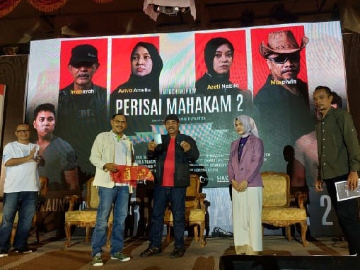 Launching Film Perisai Mahakam 2 yang ditandai dengan penyerahan file film dari Anggota DPRD Kukar Ahmad Zulfiansyah ke Bupati Kukar Edi Damansyah (Elmo/Prokal.co)