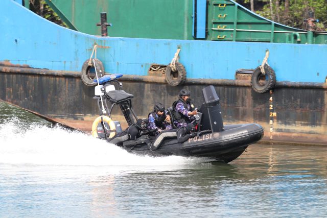 Personel Tim Alpha diterjunkan untuk melakukan operasi penyelamatan sandera pada simulasi pengamanan jalur logistik pembangunan IKN, Senin (5/12) pagi di Dermaga Mako Ditpolairud Polda Kaltim.
