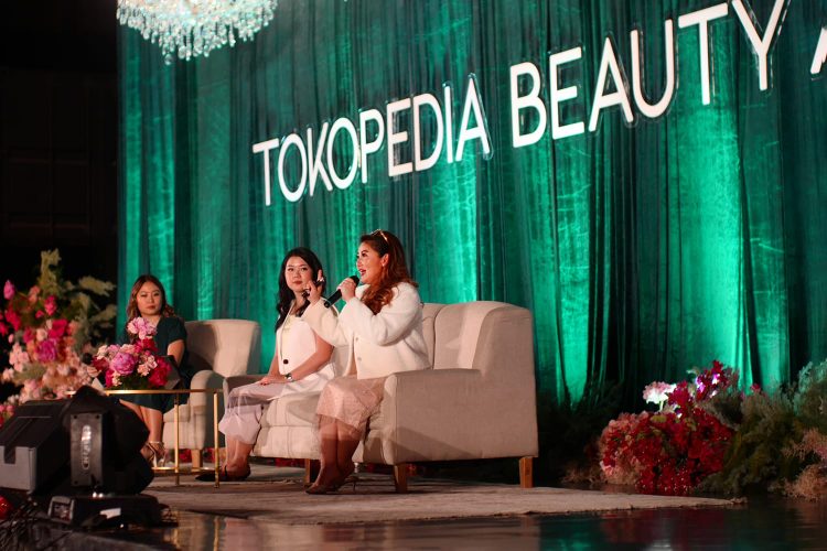 Category Development (Beauty and Personal Care) Senior Lead Tokopedia, Sherine Pranata (tengah) dan dr. Kardiana Dewi, Sp.KK, FINSDV (kanan) dalam sesi talkshow Tokopedia Beauty Awards 2022.
