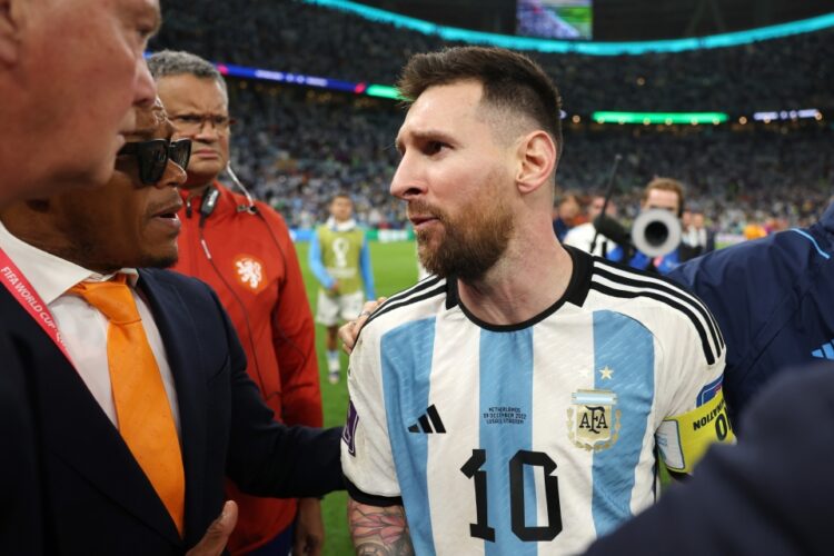 Lionel Messi terlibat konfrontasi dengan pelatih Belanda, Louis van Gaal (Talksport)