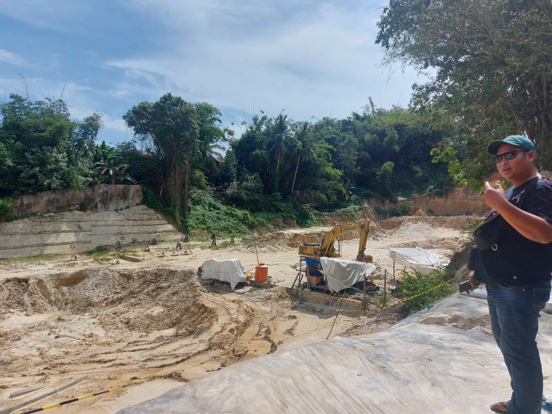 Warga menunjukkan galian c di lahan eks Hotel Tirta yang kini dihentikan Pemkot Balikpapan.