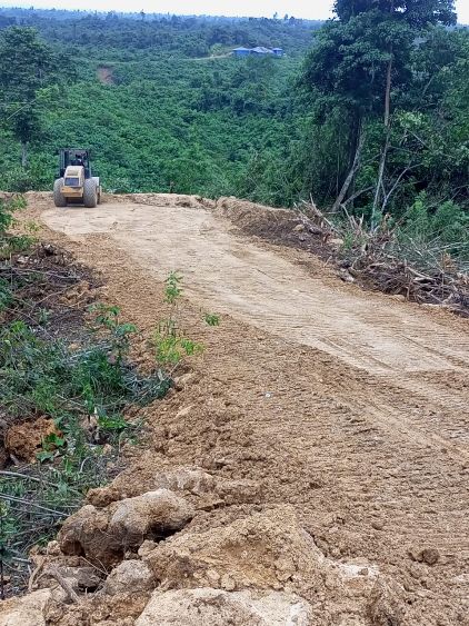 DIBANGUN: Alat berat milik PT Indexim Coalindo tampak proses pembukaan lahan dan pembuatan akses jalan masuk TPA Kaliorang.