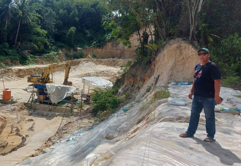 Nizar Firdaus, warga RT 5, Kelurahan Mekar Sari, menunjukkan lokasi Galian C di lahan eks Hotel Tirta, Jalan A Yani, Balikpapan Tengah, Senin (19/12) kemarin. Aktifitas yang diduga kuat tak mengantongi izin ini sudah berlangsung nyaris setahun terakhir.