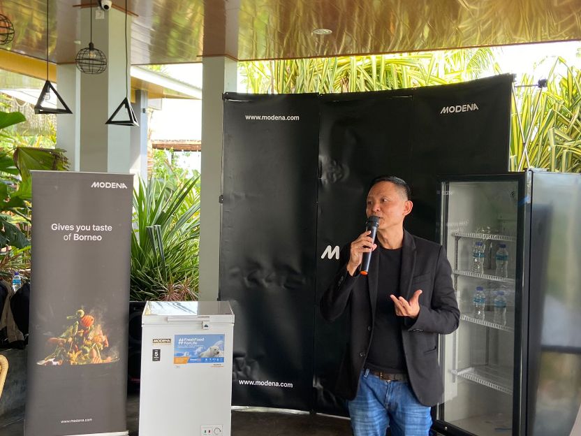 Dedie Heryanto selaku Branch Manager MODENA Balikpapan saat memaparkan keunggulan chest freezer dan showcase cooler kepada awak media di Balikpapan, Selasa (27/12) sore.