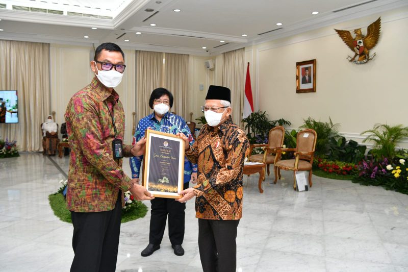 PILAR TRANSISI: Disaksikan Menteri LHK, Siti Nurbaya, Direktur Utama PT PLN (Persero) Darmawan Prasodjo menerima penghargaan dari Wapres RI Ma