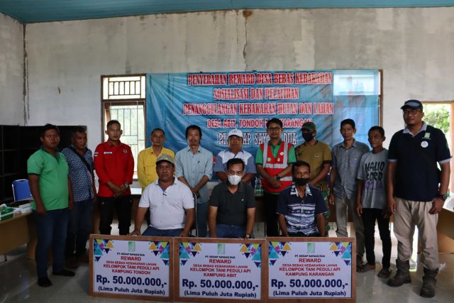 Penyerahan secara Simbolis Reward DBKL dari KSD kepada Kepala Kampung Tondoh, Kepala Kampung Abit, Kepala Kampung Karangan.