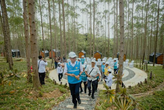 LIHAT PROGRES: Direktur Transmisi dan Perencanaan Sistem PT PLN (Persero) Evy Haryadi meninjau langsung lokasi untuk melihat progres konstruksi dan kebutuhan beban di beberapa titik di dalam kawasan IKN Nusantara, Senin (2/1).