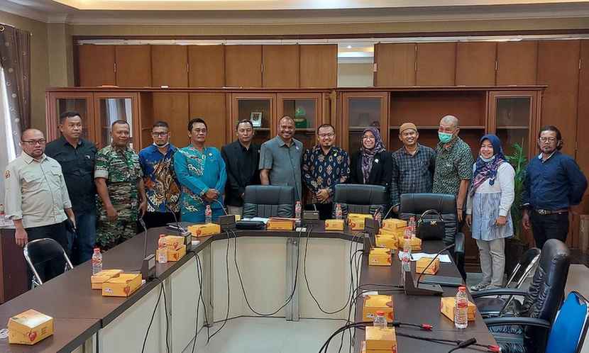 Keluhkan polusi di pemukiman, DPRD Kukar gelar RDP sebagai mediasi warga RT 10 Kelurahan Karya Merdeka, Samboja bersama perusahaan pengolah batu bata ringan (Elmo/Prokal.co)
