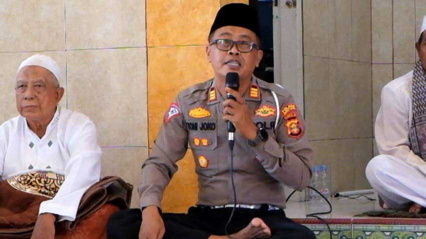 Kasat Lantas Polres Bontang AKP Toni Joko Purnomo menerima masukand dari masyarakat Kota Bontang pada giat Jum’at Curhat di Masjid HIbatulloh, Jum’at (13/1) kemarin.
