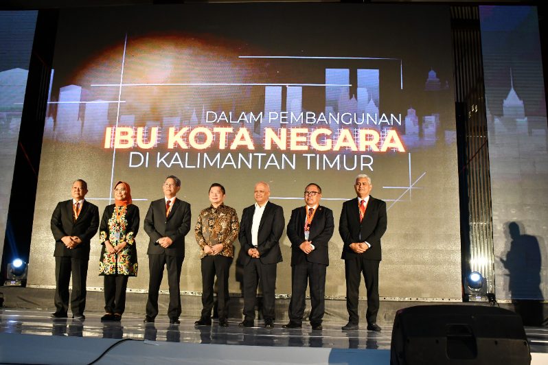 Menteri Perencanaan Pembangunan Nasional/Bappenas Republik Indonesia Suharso Monoarfa (tengah) bersama Ketua Umum PII Danis Hidayat Sumadilaga (tiga kiri) dan Pengurus PII pada Rapimnas PII di Balikpapan, Jum