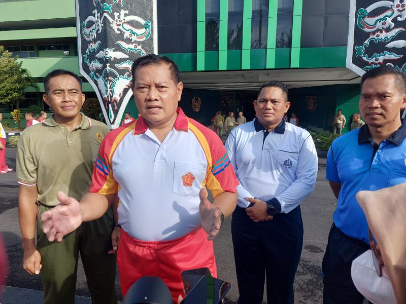 Panglima TNI Laksamana Yudo Margono (depan) didampingi Pangdam VI Mulawarman Mayjen Tri Budi Utomo (kiru), Danlanud Balikpapan Kolonel  Pnb Sidik Setiyono (paling kanan) dan Danlanal Balikpapan Kolonel Laut (P) Rasyid Al Hafis (dua kanan) memberikan keter