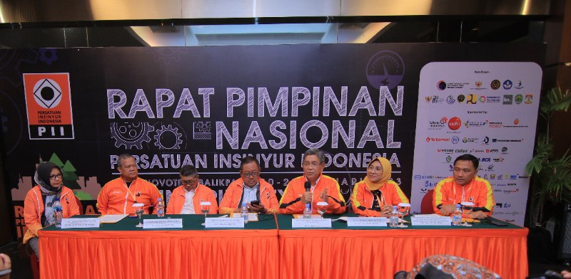 Pengurus pusat Persatuan Insinyur Indonesia (PII) memberikan keterangan kepada awak media pada konferensi pers pelaksanaan Rapimnas PII di Hotel Novotel, Kamis (19/1) malam.     (Foto : Fuad Muhammad)