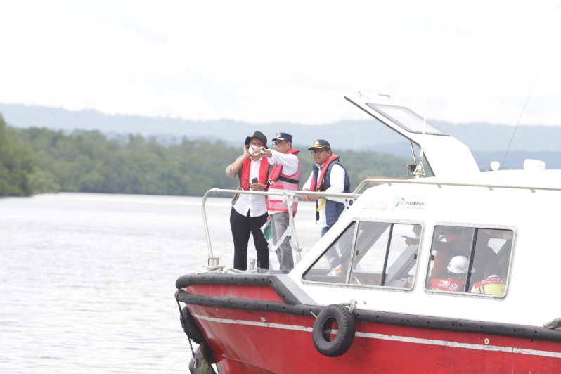 Menteri Perhubungan Budi Karya Sumadi (tengah) bersama Anggota Komisi V DPR RI Irwan Fecho (kanan) dan arsitek Andra Matin (kiri) meninjau lokasi pembangunan dermaga IKN yang terletak di Teluk Balikpapan, Jum’at (20/1) siang.  (KSOP Balikpapan untuk Pro