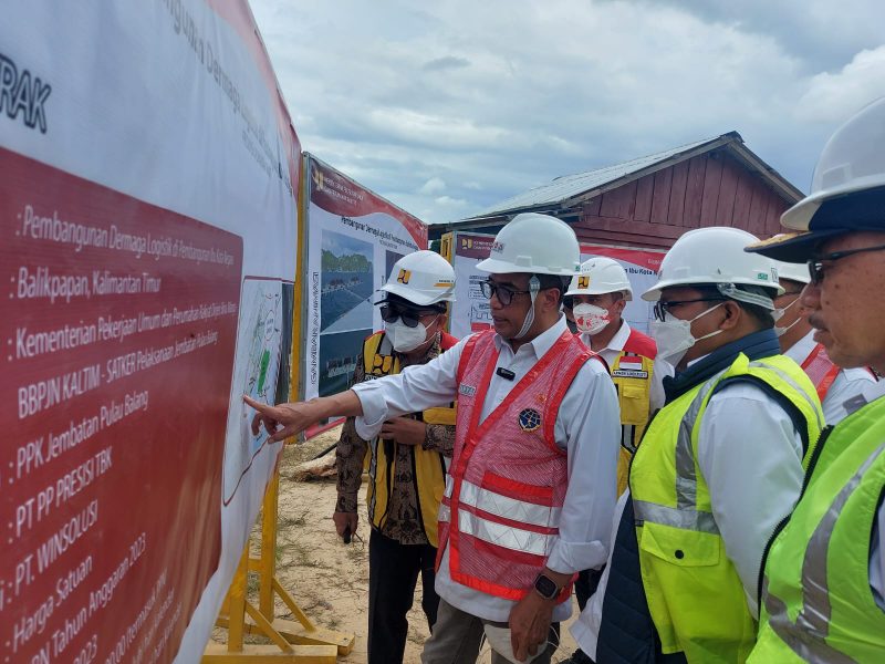 Menhub Budi Karya Sumadi (rompi merah) didampingi Kepala BBPJN Kaltim Junaidi (rompi kuning) mengecek pembangunan dermaga logistik untuk mendukung proyek pembangunan bandara VVIP di IKN dan jalan bebas hambatan dari Pulau Balang menuju IKN.
