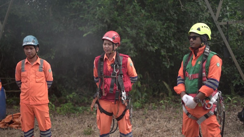 ANDALAN: Ahmad Septiyan Pratama (tengah) merupakan salah satu punggawa andalan PLN yang turut serta dalam posko siaga kelistrikan pada tanggal 19 Desember 2022 hingga 4 Januari 2023.