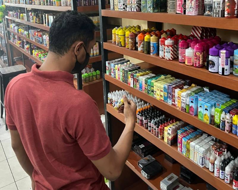 Satuan Reserse Narkoba Polresta Balikpapan melakukan pemeriksaan di tiga vape store di Balikpapan. Pemeriksaan ini dilakukan untuk mengantisipasi peredaran liquid vape yang mengandung narkotika.  (FOTO ISTIMEWA)