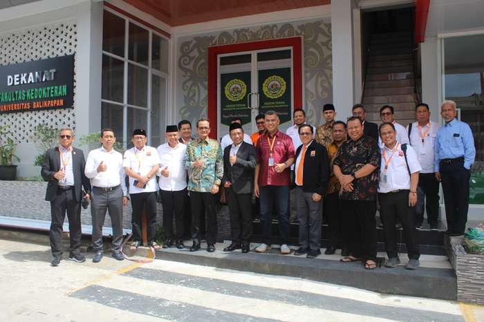 Direktur Jenderal Pendidikan Tinggi, Riset, dan Teknologi, Kemendikbudristek Prof. Ir. Nizam, M.Sc., DIC., Ph.D (lima dari kiri) didampingi sejumlah profesor dan rektor dari beberapa universitas melakukan kunjungan ke Universitas Balikpapan, Jum’at (20/1)