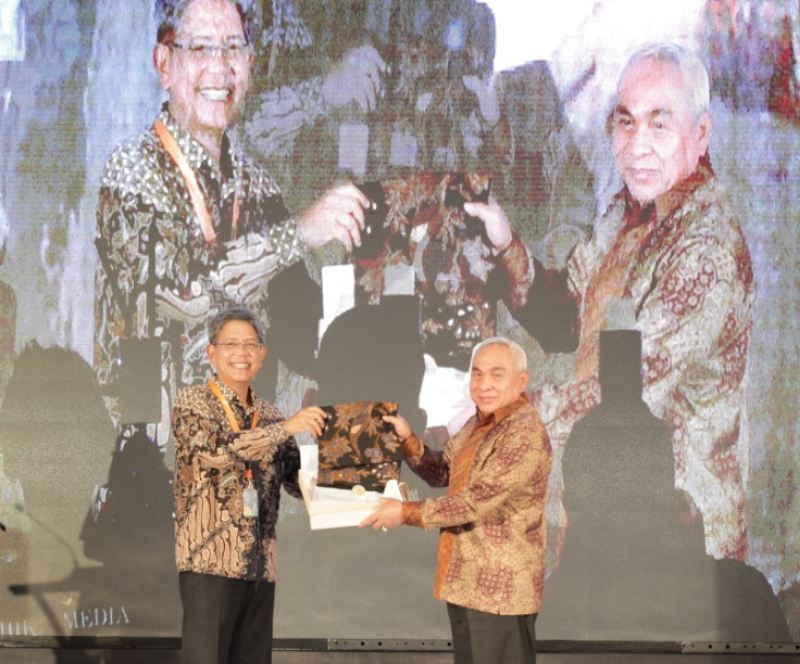 Gubernur Kaltim Isran Noor (kanan) berfoto bersama Ketua Umum PII Danis Hidayat Sumadilaga (kiri) pada malam penutupan Rapimnas PII di Hotel Novotel, Sabtu (21/1) malam. Dalam kesempatan tersebut, Gubernur Isran juga didapuk menjadi anggota Dewan Pengarah