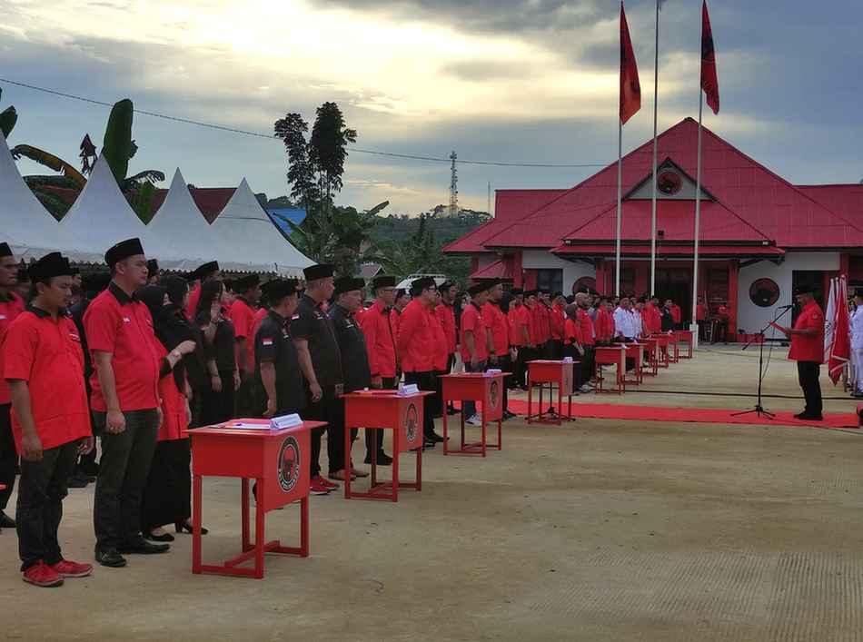 Pelantikan badan dan sayap DPC Partai Demokrasi Indonesia Perjuangan Kukar yang dilakukan oleh Ketua DPC, Edi Damansyah (Elmo/Prokal.co)