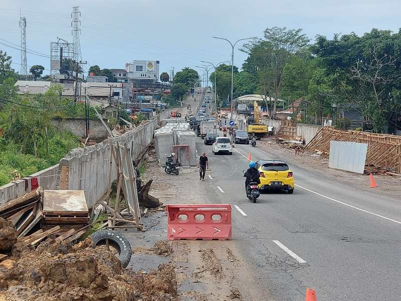 Ruas Jalan MT Haryono, tepatnya di depan Global Sport ini rencananya akan ditutup sementara untuk proyek peninggian badan jalan dan pembangunan drainase.