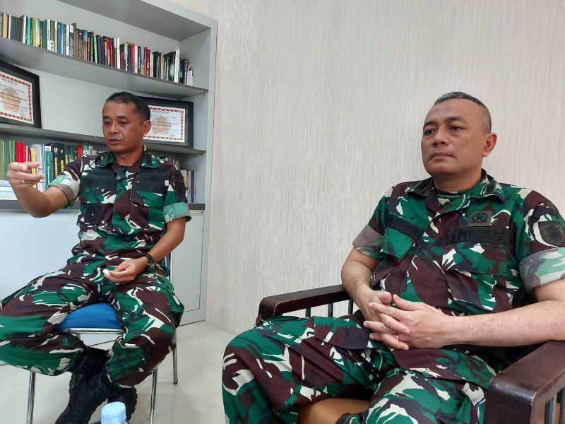 Kepala Penerangan Kodam (Kapendam) VI Mulawarman Letnan Kolonel Arm Kukuh Dwi Antono (kiri) didampingi Kepala Hukum Kodam VI Mulawarman Letkol Chk Boy Iskandar (kanan) memberikan keterangan terkait permasalahan lahan antara warga RT 37, Kelurahan Manggar