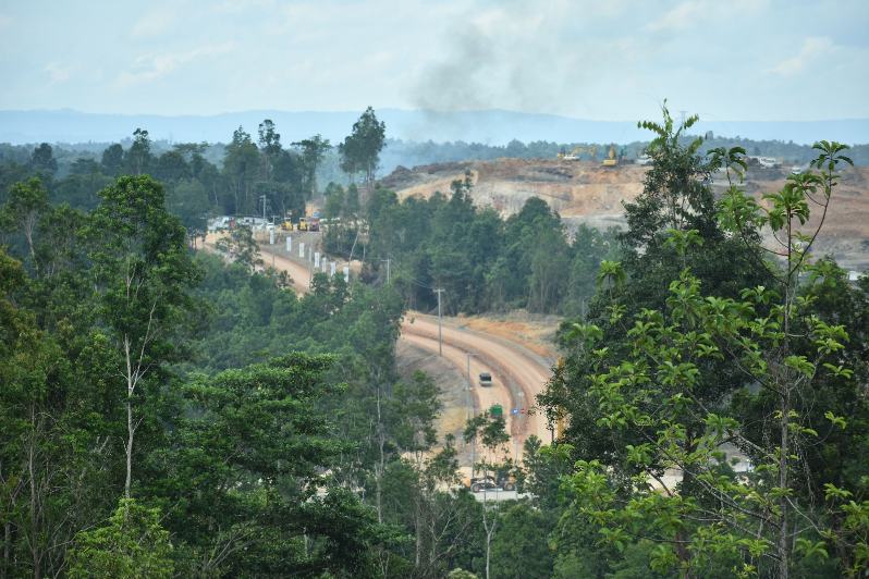 Foto pembukaan lahan untuk pembangunan Jalan Tol Balikpapan menuju Ibu Kota Nusantara. Karena letaknya yang berdekatan dengan HLSW dan Teluk Balikpapan, Pokja Pesisir berharap pemerintah menyediakan koridor satwa.  (Foto : Dokumentasi Pokja Pesisir)