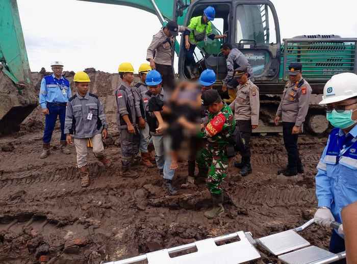 Proses evakuasi jenazah S (62) dari Excavator tambang milik PT Indomining di Sangasanga, Kukar (Istimewa)   