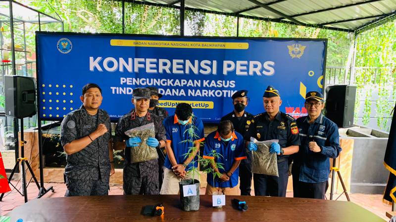 Upaya penyelundupan ganja kering seberat 1.022 gram ganja kering dari Medan, Sumatra Utara berhasil digagalkan petugas. Setelah dikembangkan, petugas berhasil mengamankan barang bukti tambahan dua batang tanaman ganja dan 22 gram ganja kering.