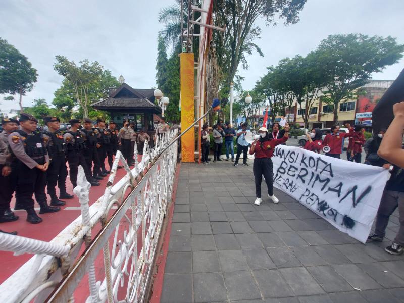Seorang demonstran menyampaikan aspirasinya di depan Balai Kota Balikpapan, Senin (13/2) siang.
