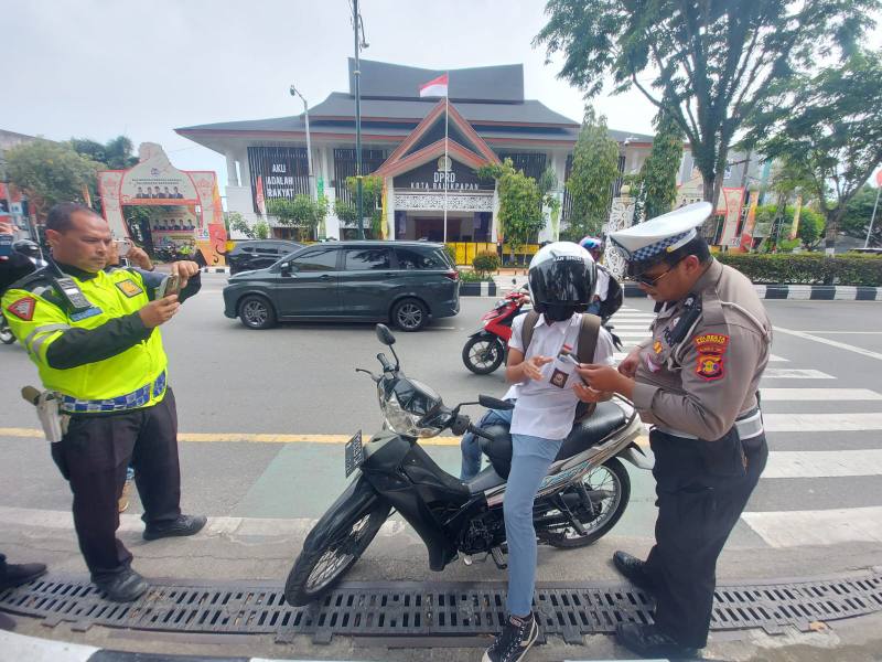 Personel Satlantas Polresta Balikpapan menghentikan aksi ugal-ugalan Az (18) di Jalan Jenderal Sudirman, Senin (13/2) sore.