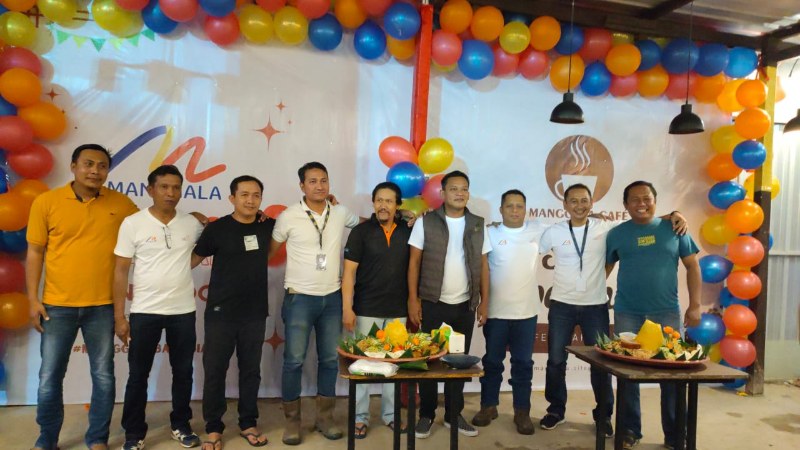 Jajaran manajemen PT Manggala Site GAM setelah memotong tumpeng, tanda syukur menuju usia ke-6 tahun.